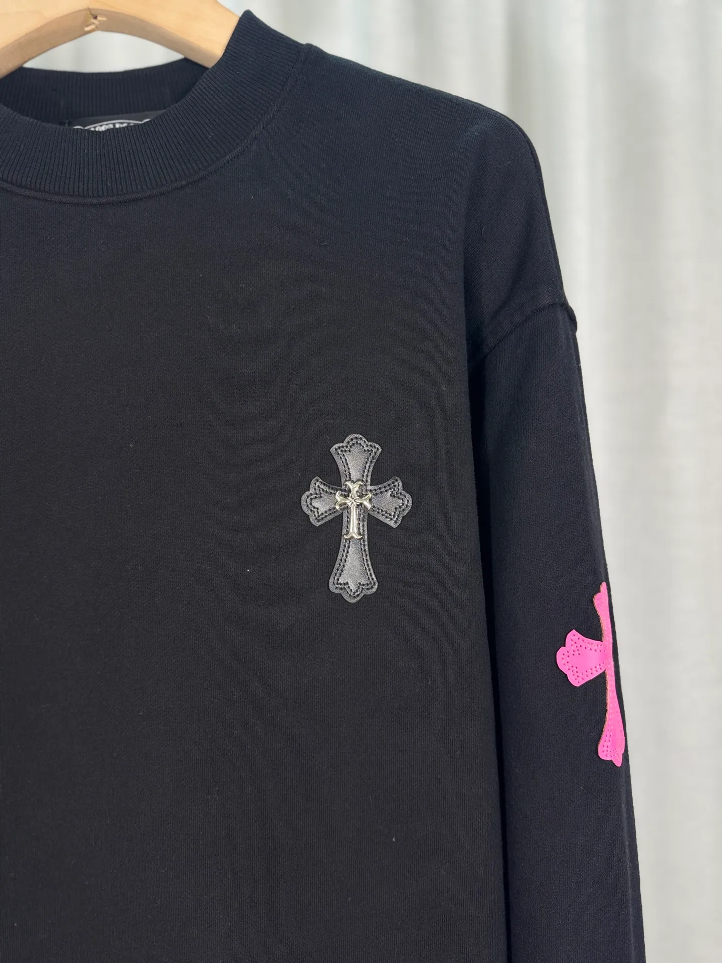 P260 top version, real shot without P, ​​different from market currency) 𝗖𝗵𝗿𝗼𝗺𝗲 𝗛𝗲𝗮𝗿𝘁𝘀/Cro Heart 2025 washed patch embroidery autumn and winter new original single counter American laser burnt 3D three-dimensional color embroidered couple casual sweatshirt 👑The highest version! Customized fabric 420g tripe terry fabric! American acid-washed and distressed original fabric laser burnt ✟appliqué embroidery and exquisite embroidery of letters! The best-selling model in the counter, very comfortable to wear. Accessories: original molded and authenticated collar label➕100% silk wash label. Genuine purchase-grade original hangtag➕matching hanging rope➕3D hanging beads➕original packaging bag. Craftsmanship: The original version has consistent wiring! The highest version of the armhole matching technique! Color: White Black Size: S M L XL Style No.: 9303